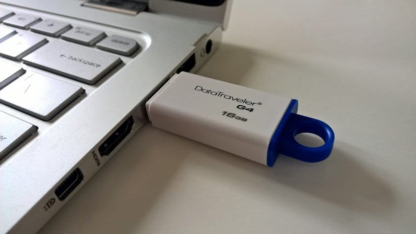 USB Sürücüsü Windows 10 Dosya gezgini bölmesinde iki kere görüntüleniyor