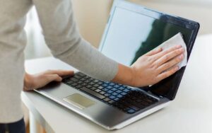 Çizmeden Dizüstü Bilgisayar Ekranı Nasıl Temizlenir?